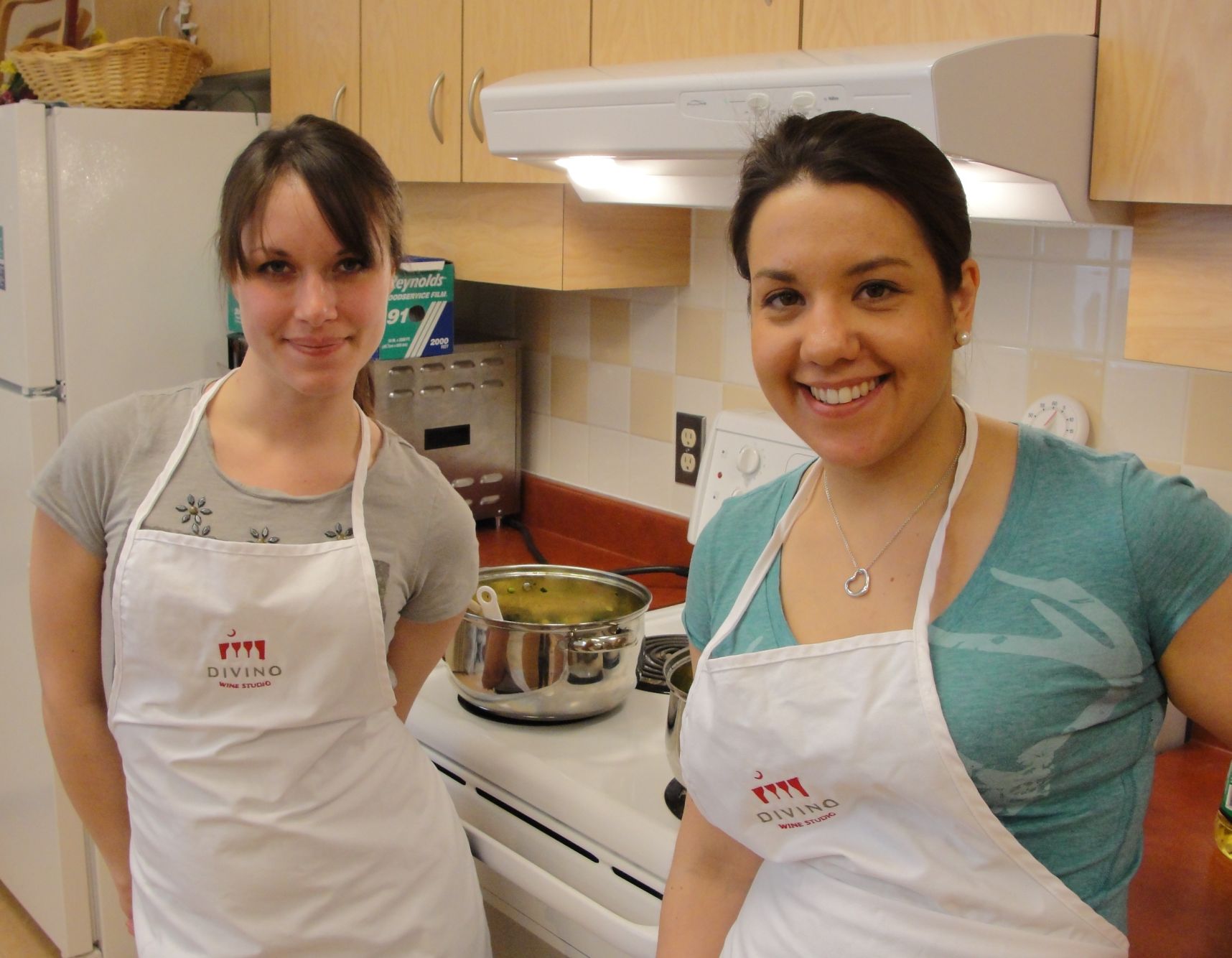 http://www.youvillecentre.org/wp-content/uploads/2020/12/Collective-Kitchen-Larissa-and-Jessica-DiVino-March-9-018.jpg